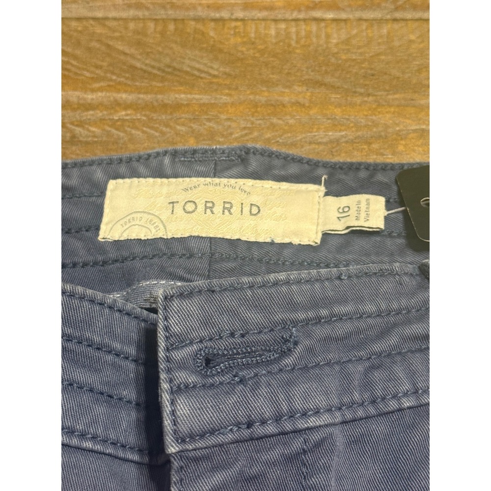 Torrid Military 3.5 Short Women 16 Navy Blue NWT Utility Cuffed Pockets - Picture 5 of 7